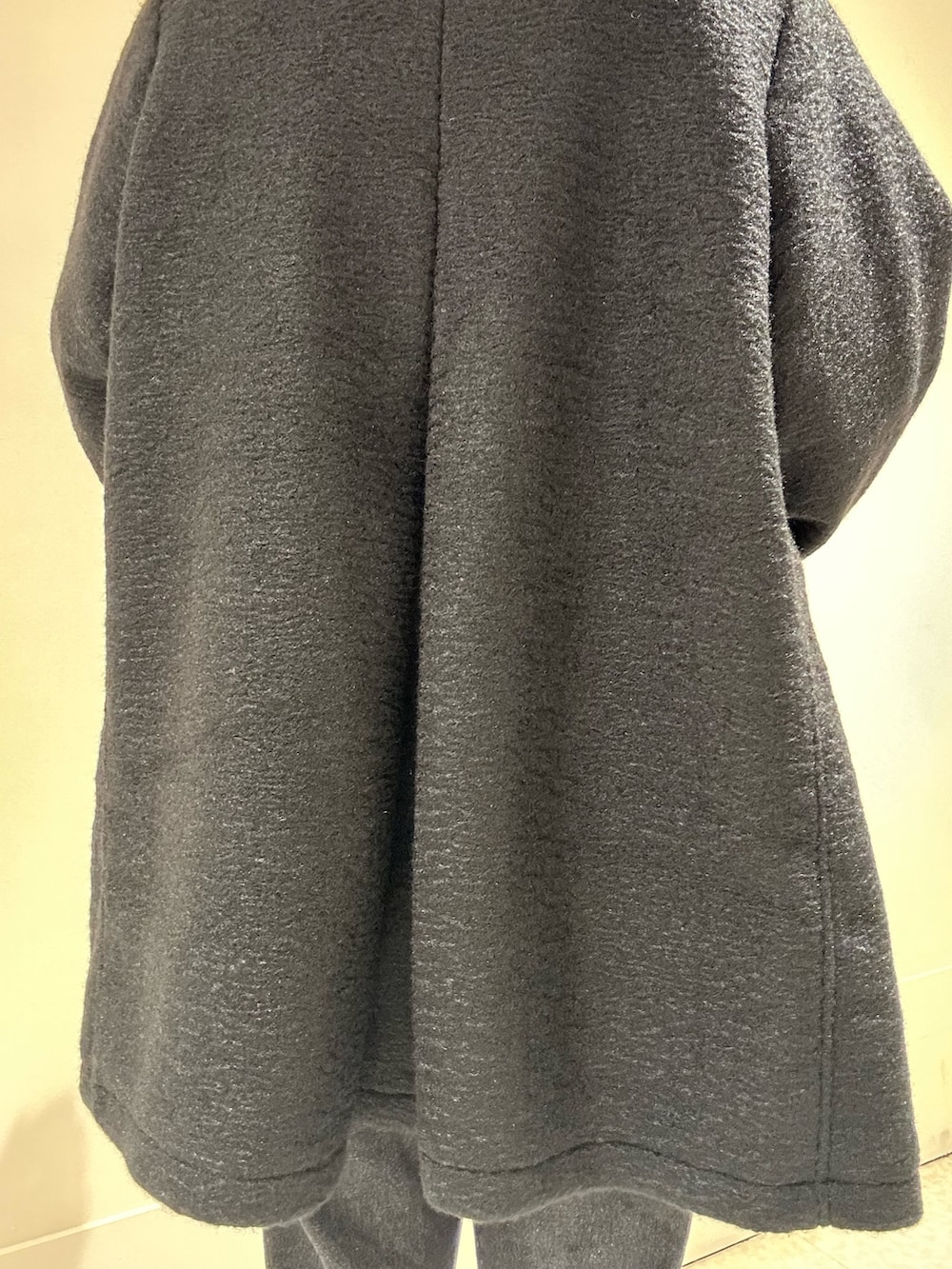 ブラック系のその他アウター、グレー系のニット/セーター、ブラック系のその他パンツを着用したレディースの秋コーディネートの9枚目の写真