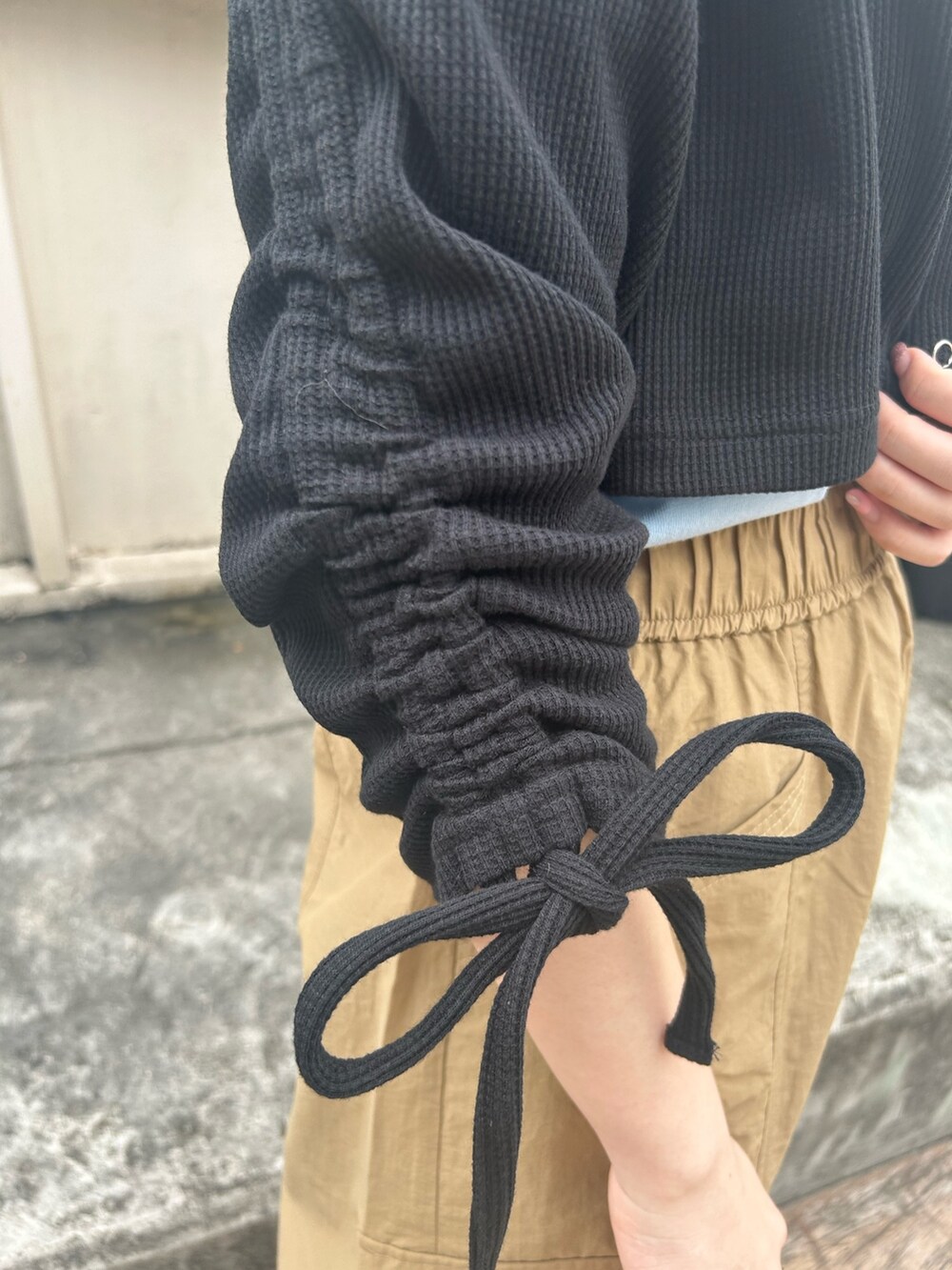 ブラック系のブーツ、ベージュ系のカーゴパンツ、ブルー系のTシャツ/カットソーを着用したレディースの夏コーディネートの7枚目の写真