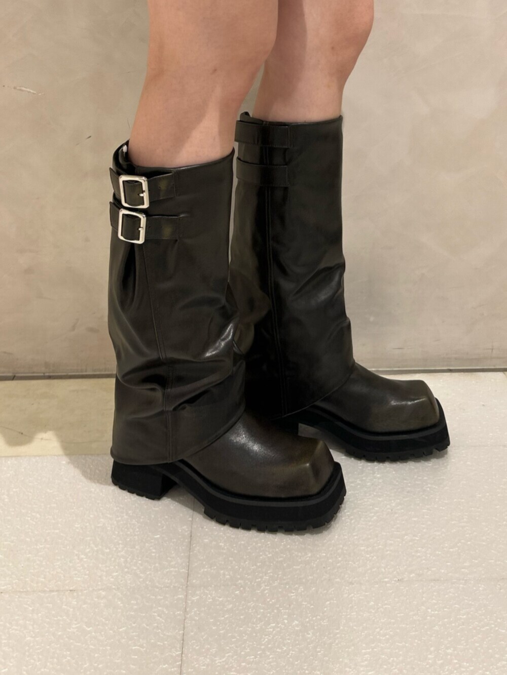 ブラック系のブーツ、グレー系のワンピース、ホワイト系のボストンバッグを着用したレディースの秋コーディネートの8枚目の写真