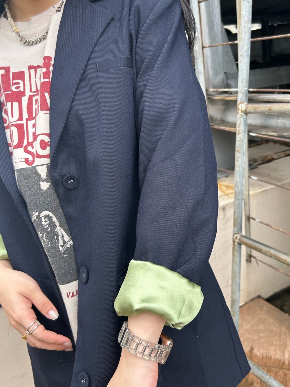 ブルー系のデニムパンツ、ブルー系のテーラードジャケット、ホワイト系のTシャツ/カットソーを着用したレディースの秋コーディネートの7枚目の写真