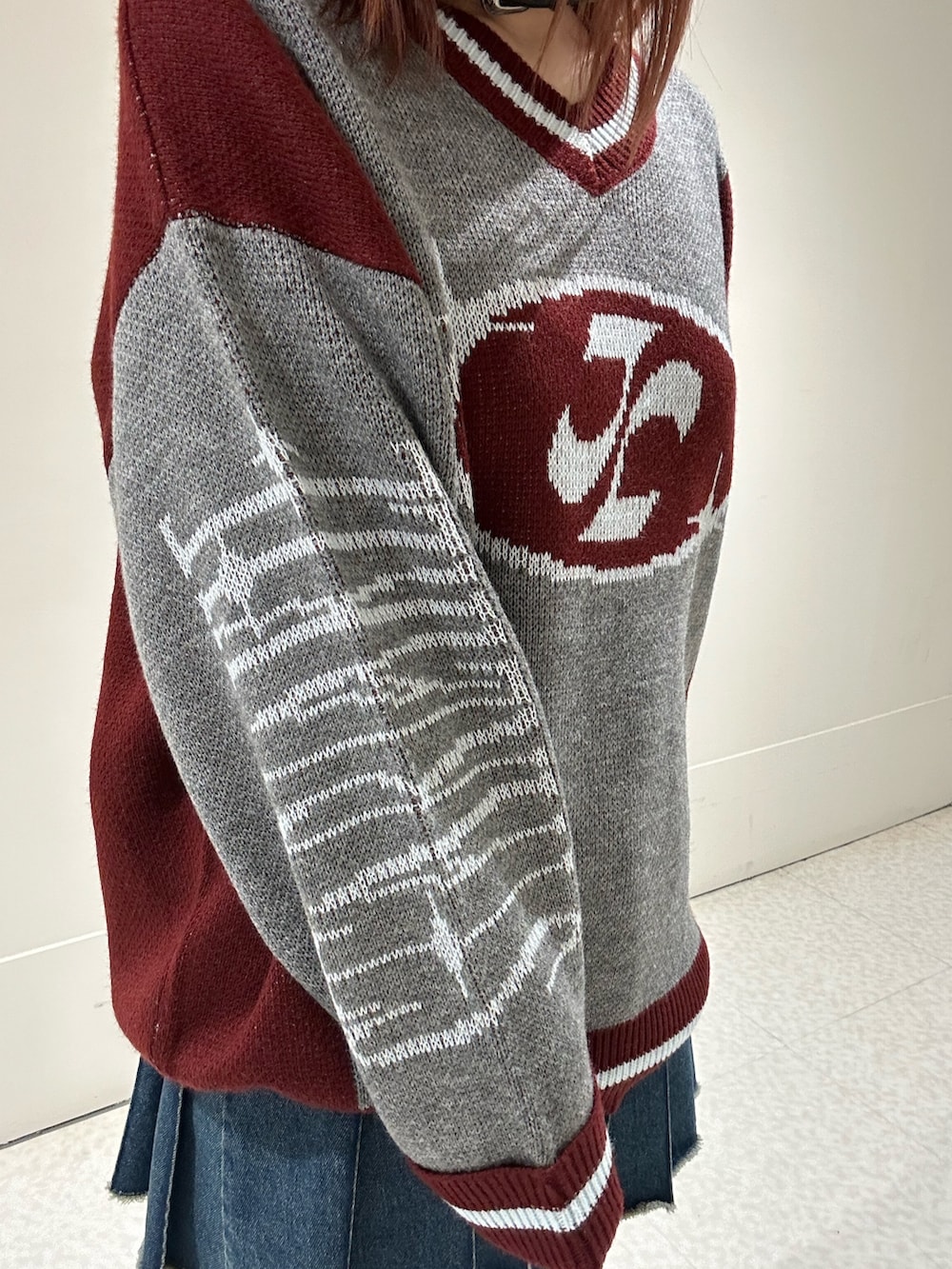 ブラック系のブーツ、グレー系のニット/セーター、ブルー系のその他パンツを着用したレディースの秋コーディネートの8枚目の写真