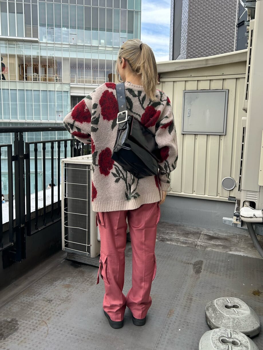 ブラック系のハンドバッグ、ブラック系のその他シューズ、ホワイト系のニット/セーターを着用したレディースの秋コーディネートの3枚目の写真