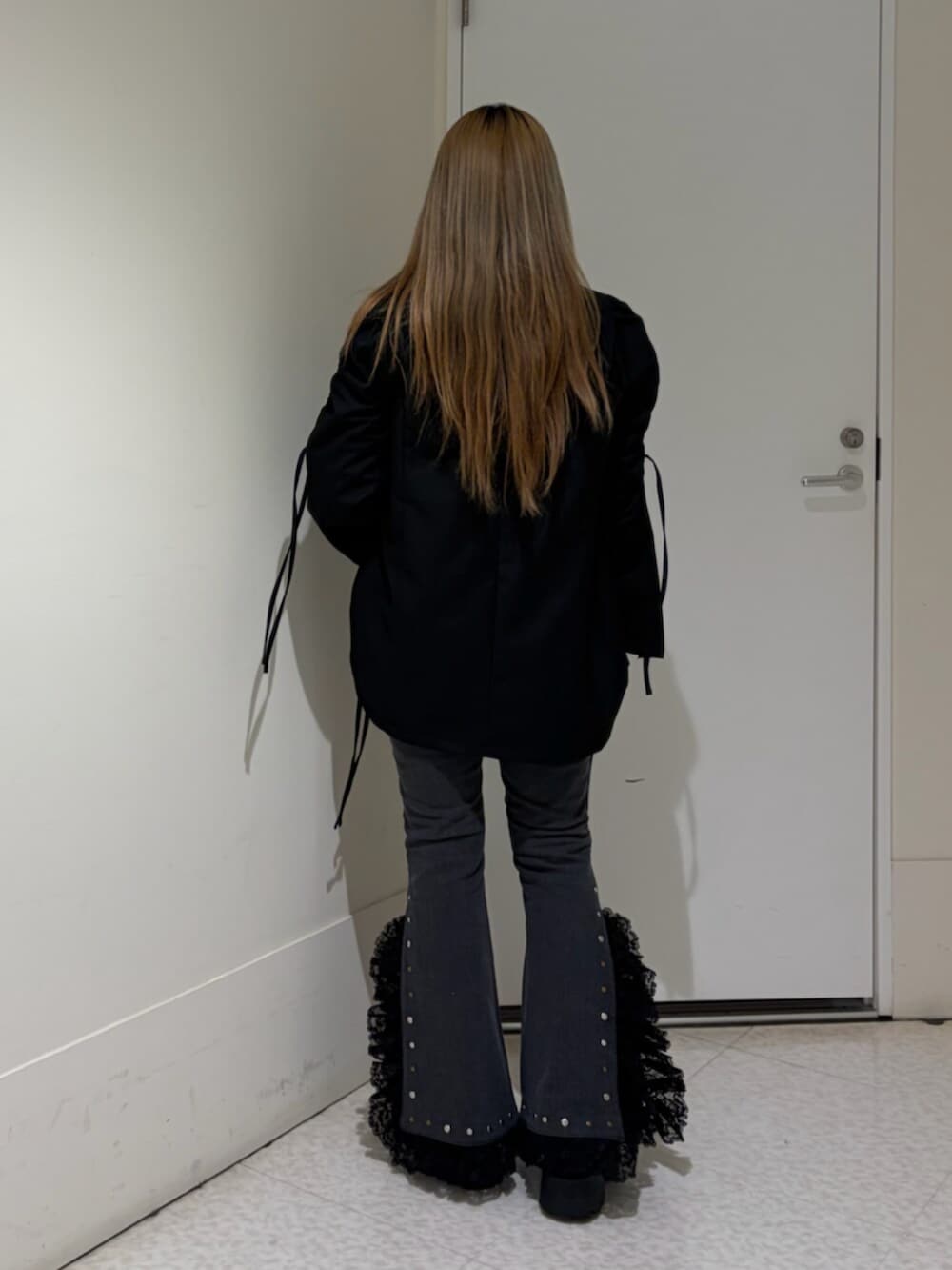 ブラック系のローファー、ブラック系のテーラードジャケット、グレー系のTシャツ/カットソーを着用したレディースの冬コーディネートの3枚目の写真