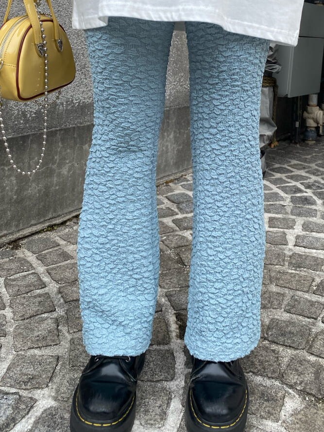 グリーン系のTシャツ/カットソー、ブルー系のその他パンツ、ブラック系のその他シューズを着用したレディースの夏コーディネートの9枚目の写真