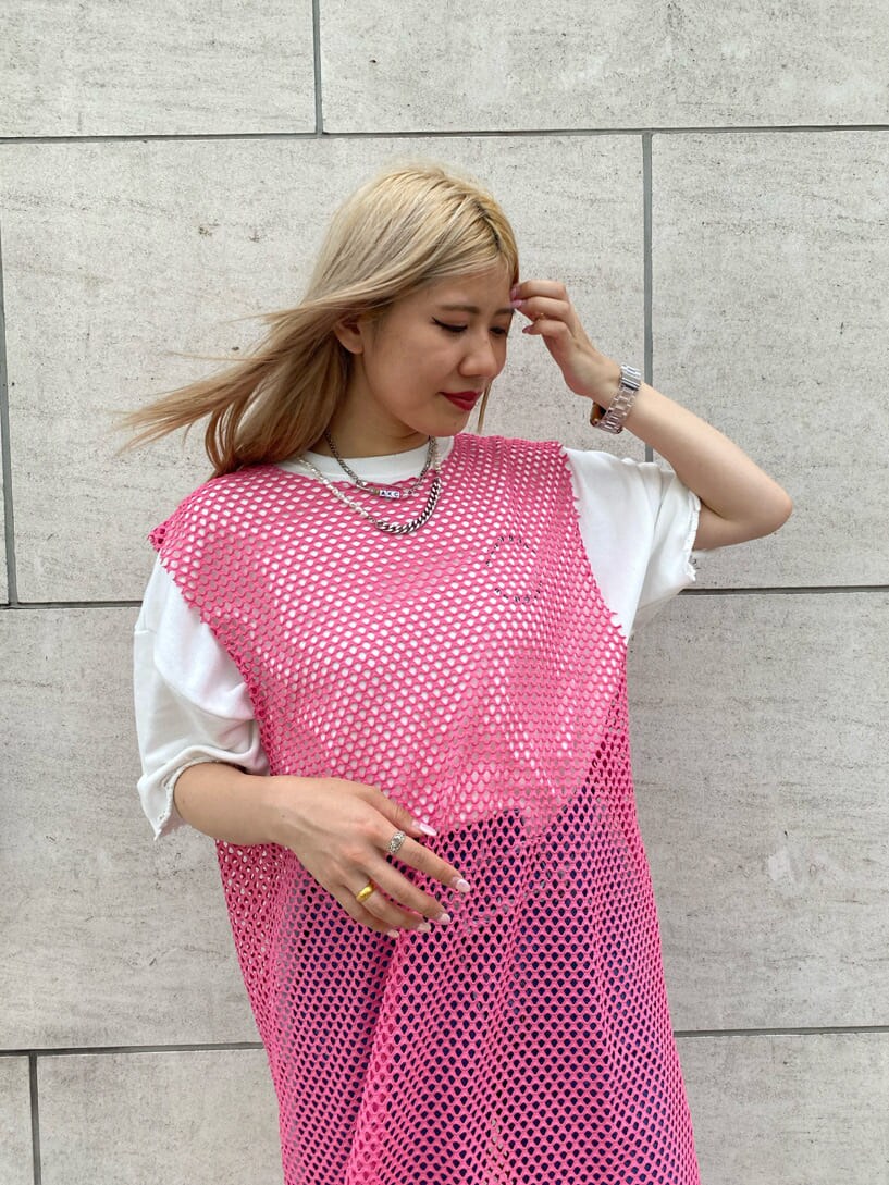 ブラック系のその他シューズ、ホワイト系のTシャツ/カットソー、ピンク系のワンピースを着用したレディースの夏コーディネートの5枚目の写真