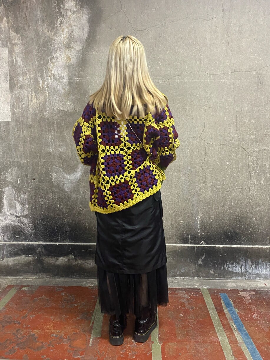 ブラック系のその他シューズ、イエロー系のカーディガン/ボレロ、ブラック系のスカートを着用したレディースの秋コーディネートの4枚目の写真