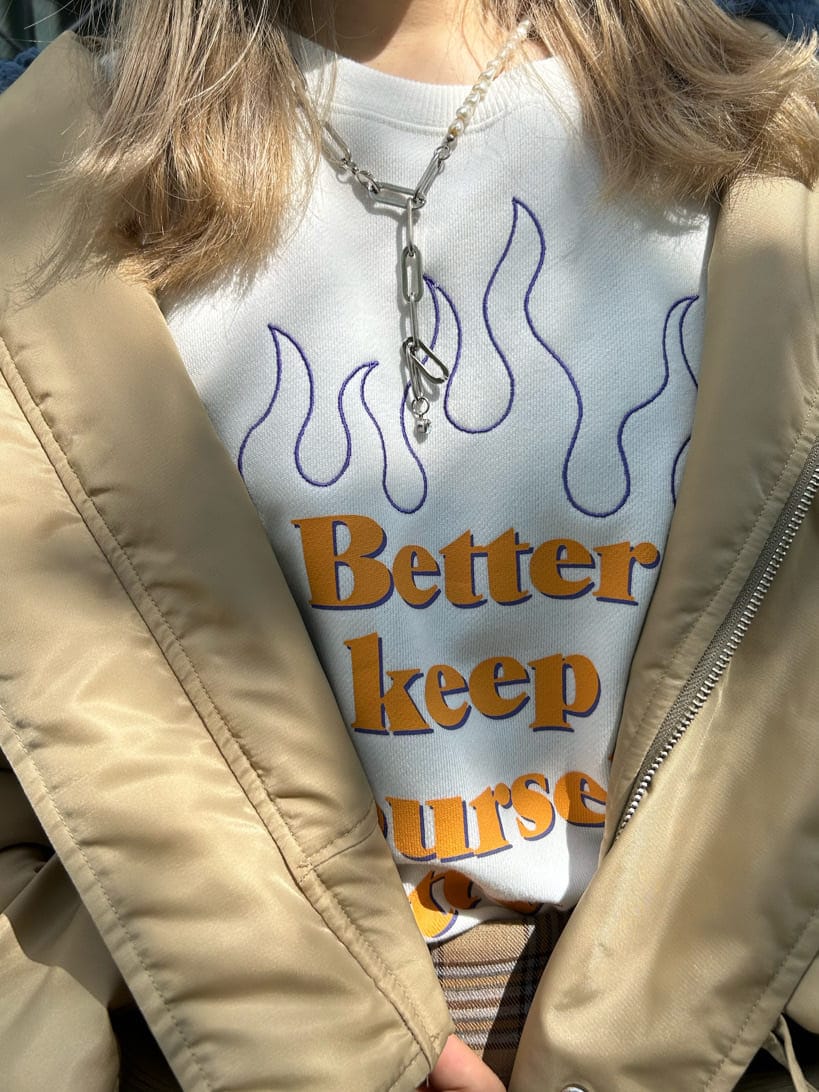 ブラック系のブーツ、ベージュ系のその他パンツ、ホワイト系のハンドバッグを着用したレディースの秋コーディネートの6枚目の写真