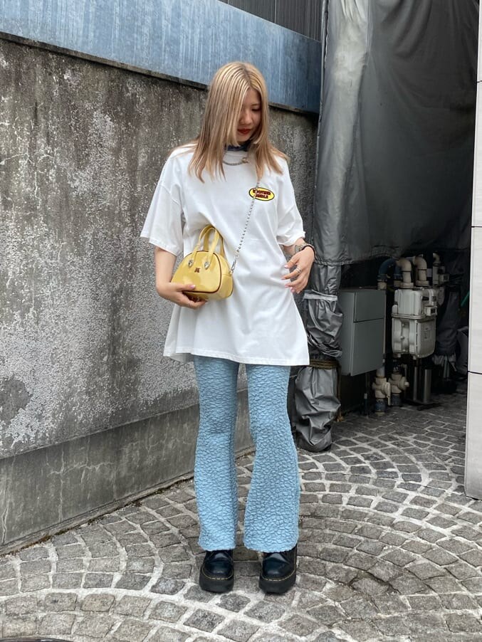 グリーン系のTシャツ/カットソー、ブルー系のその他パンツ、ブラック系のその他シューズを着用したレディースの夏コーディネートの2枚目の写真