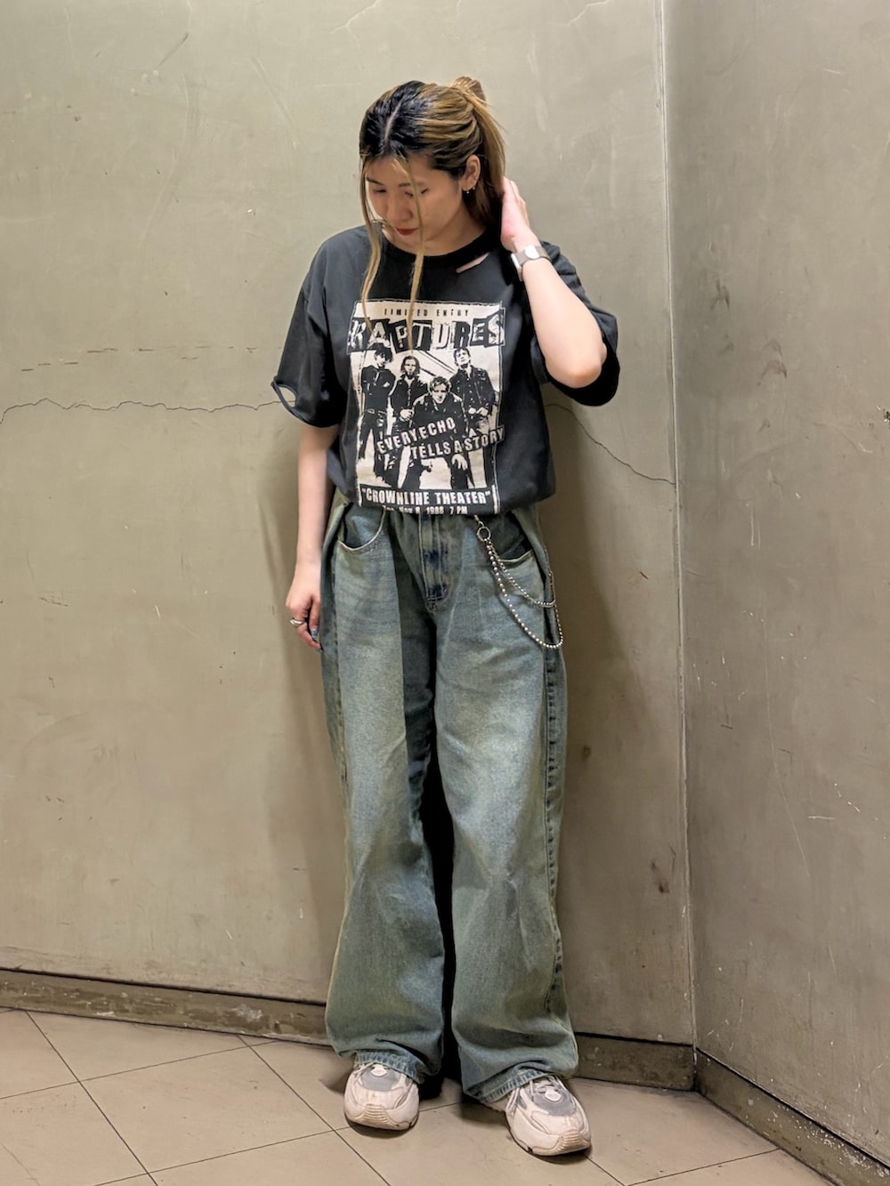 ブルー系のデニムパンツ、ブラック系のTシャツ/カットソーを着用したレディースの夏コーディネートの2枚目の写真