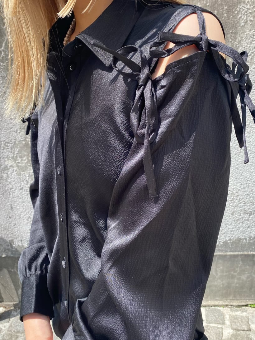 ブラック系のその他シューズ、ブラック系のボストンバッグ、ブラック系のワンピースを着用したレディースの秋コーディネートの8枚目の写真