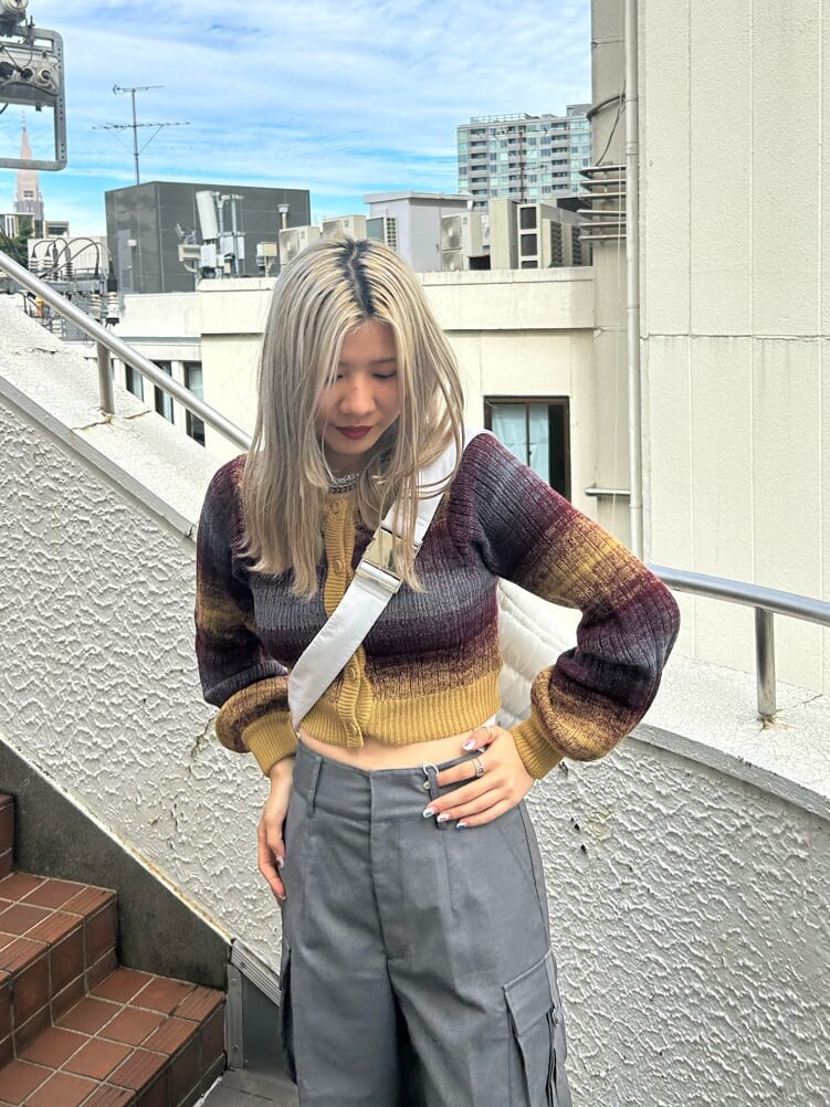 ブラック系のその他シューズ、グレー系のカーゴパンツ、イエロー系のカーディガン/ボレロを着用したレディースの秋コーディネートの5枚目の写真