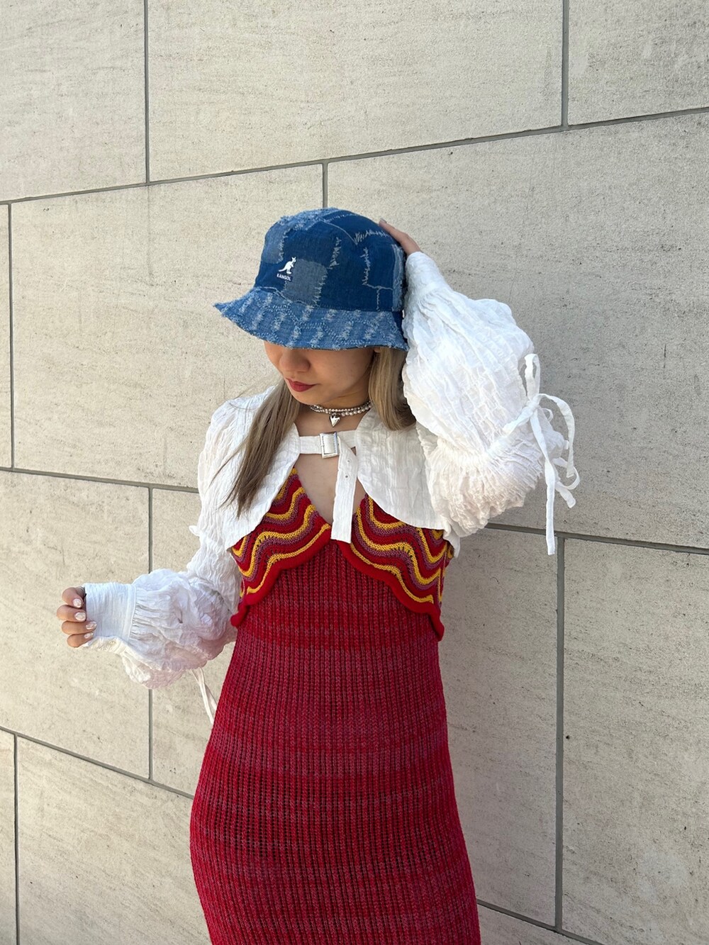 ブラック系のその他シューズ、ホワイト系のカーディガン/ボレロ、シルバー系のネックレスを着用したレディースの春コーディネートの3枚目の写真