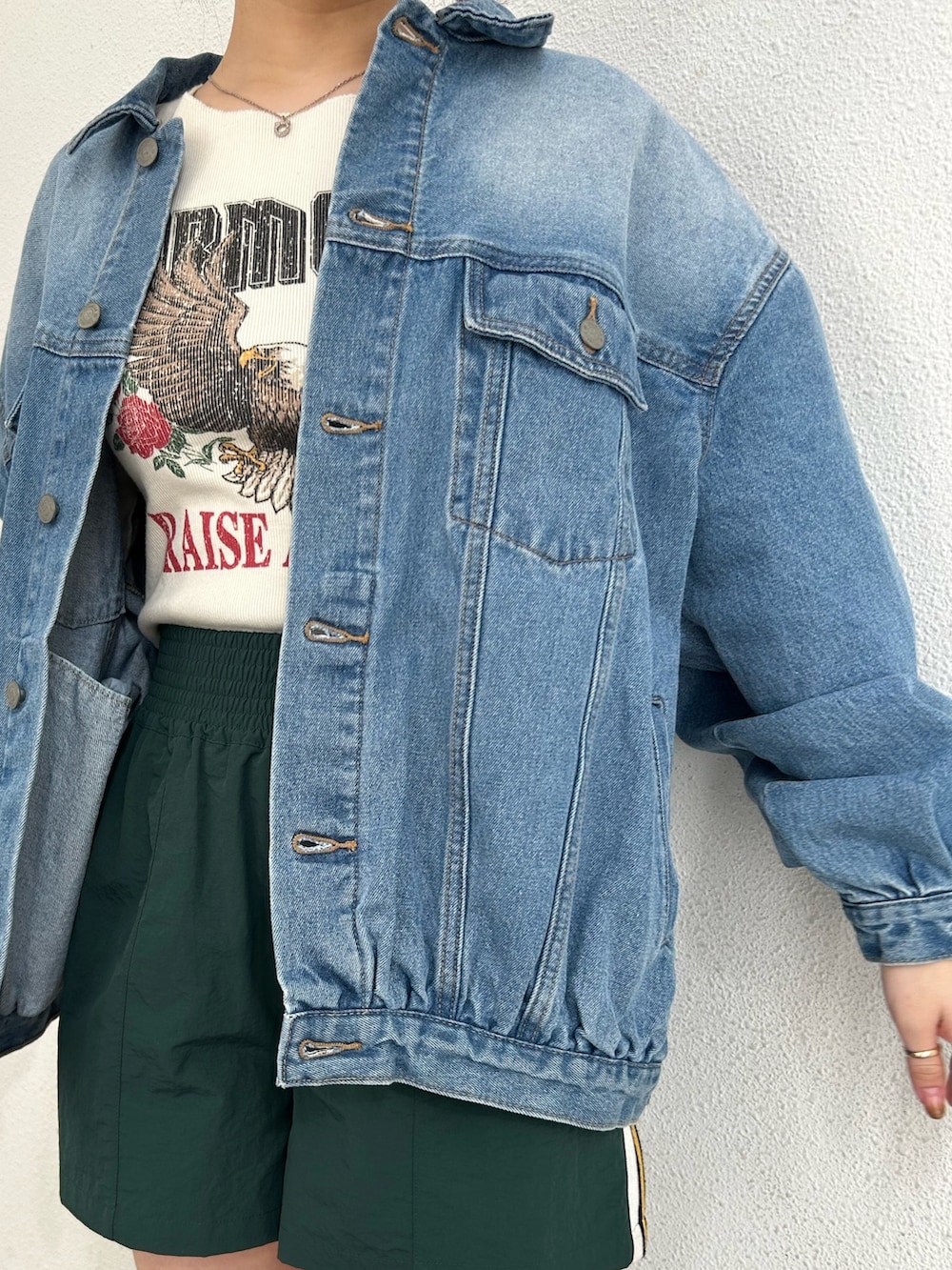 ブラウン系のブーツ、グリーン系のその他パンツ、ブルー系のデニムジャケットを着用したレディースの春コーディネートの7枚目の写真