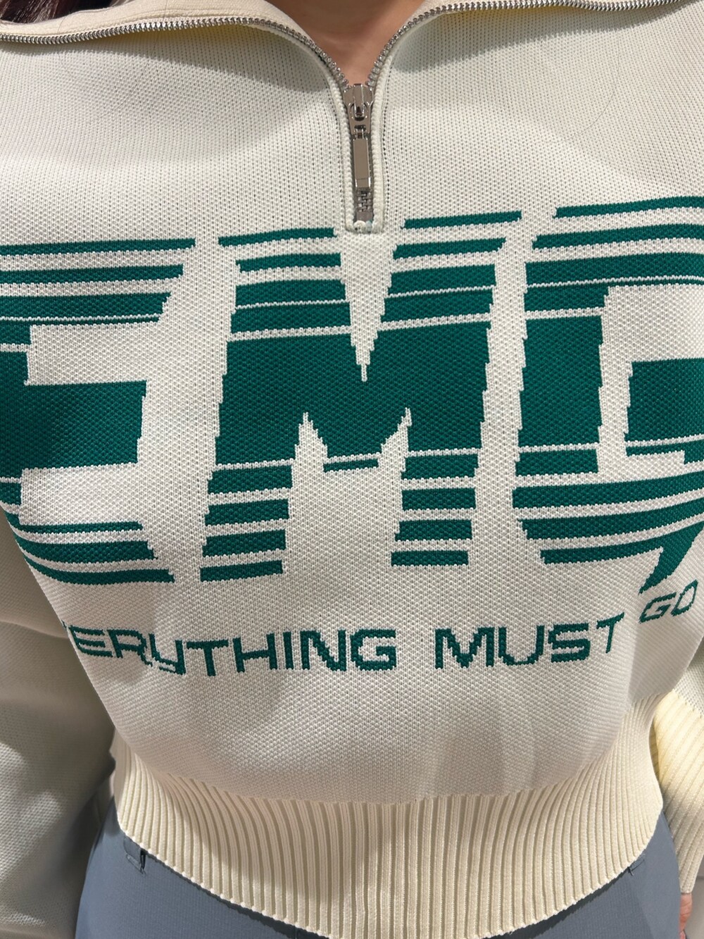 グレー系のその他パンツ、ブラック系のブーツ、ホワイト系のニット/セーターを着用したレディースの春コーディネートの4枚目の写真