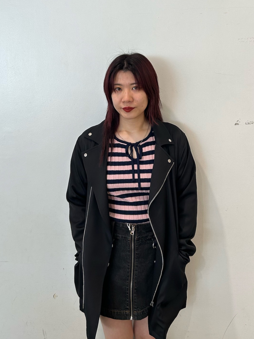 ブラック系のブーツ、ブラック系のデニムスカート、ブラック系のワンピースを着用したレディースの冬コーディネートの4枚目の写真