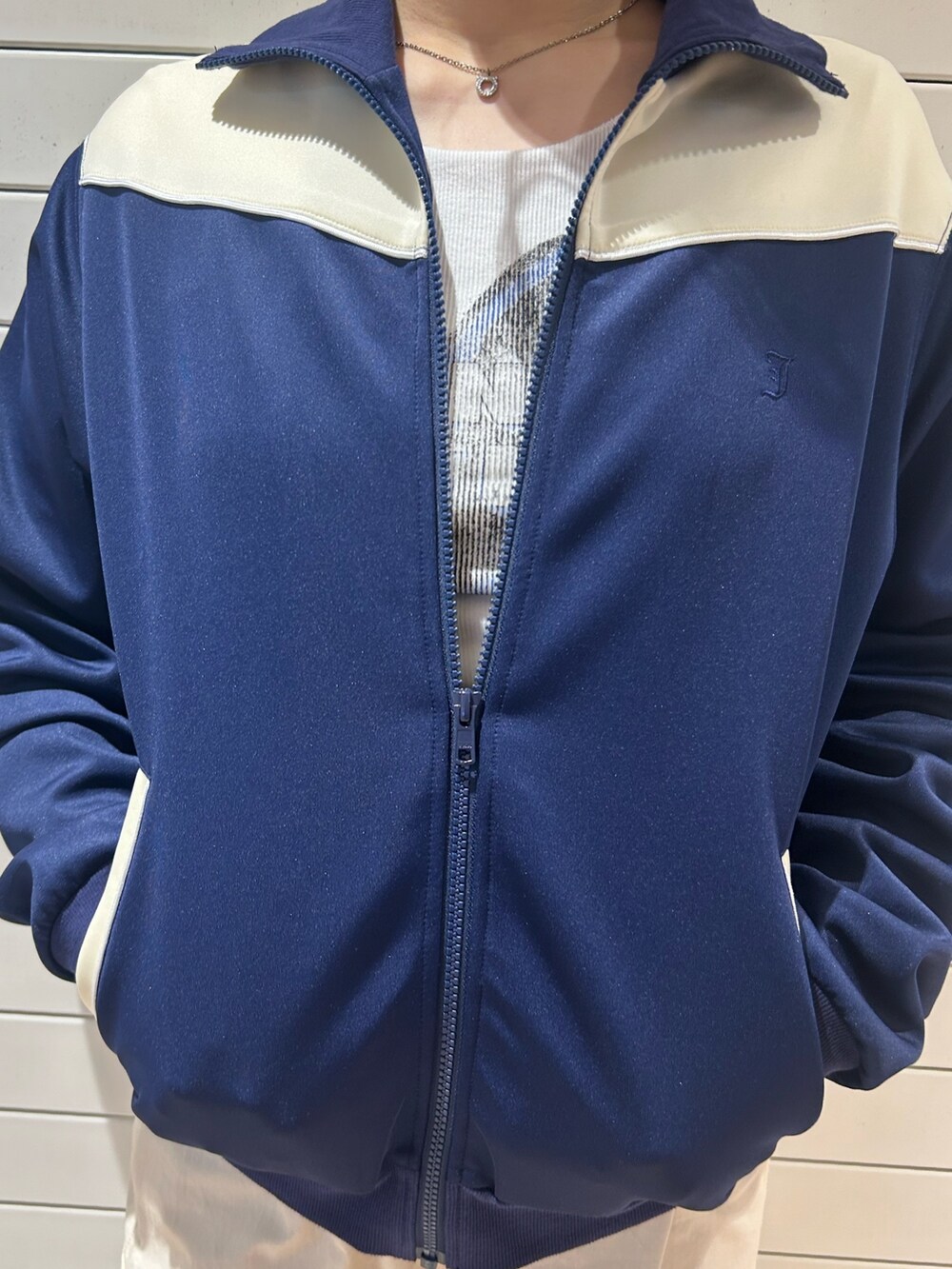 ブラック系のブーツ、ホワイト系のTシャツ/カットソー、ブルー系のジャージを着用したレディースの秋コーディネートの5枚目の写真