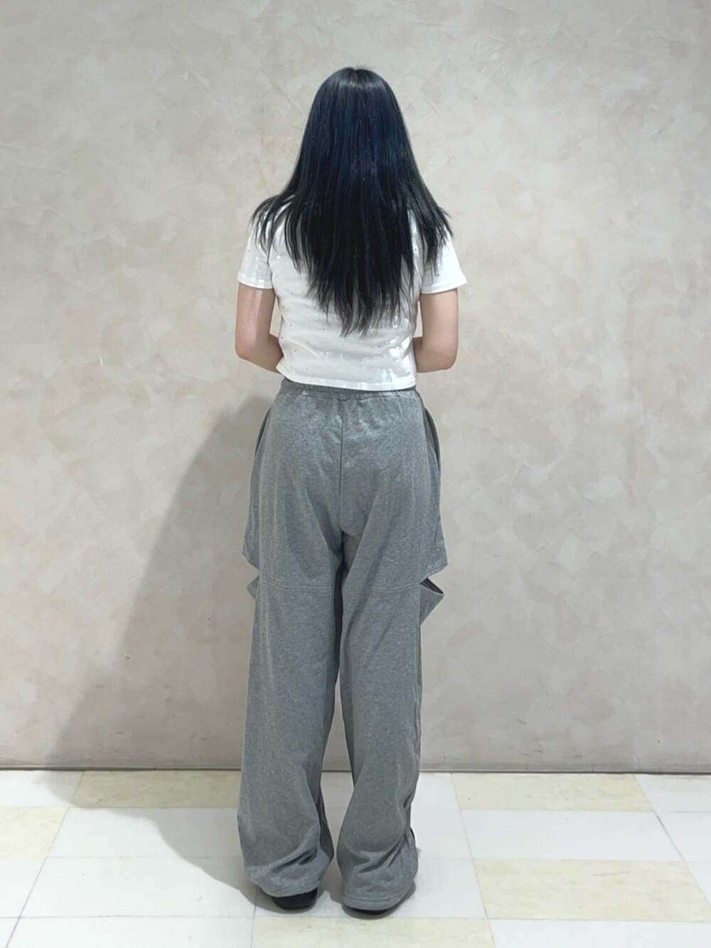 ホワイト系のTシャツ/カットソー、ブラック系のその他シューズ、グレー系のスウェットパンツを着用したレディースの夏コーディネートの4枚目の写真