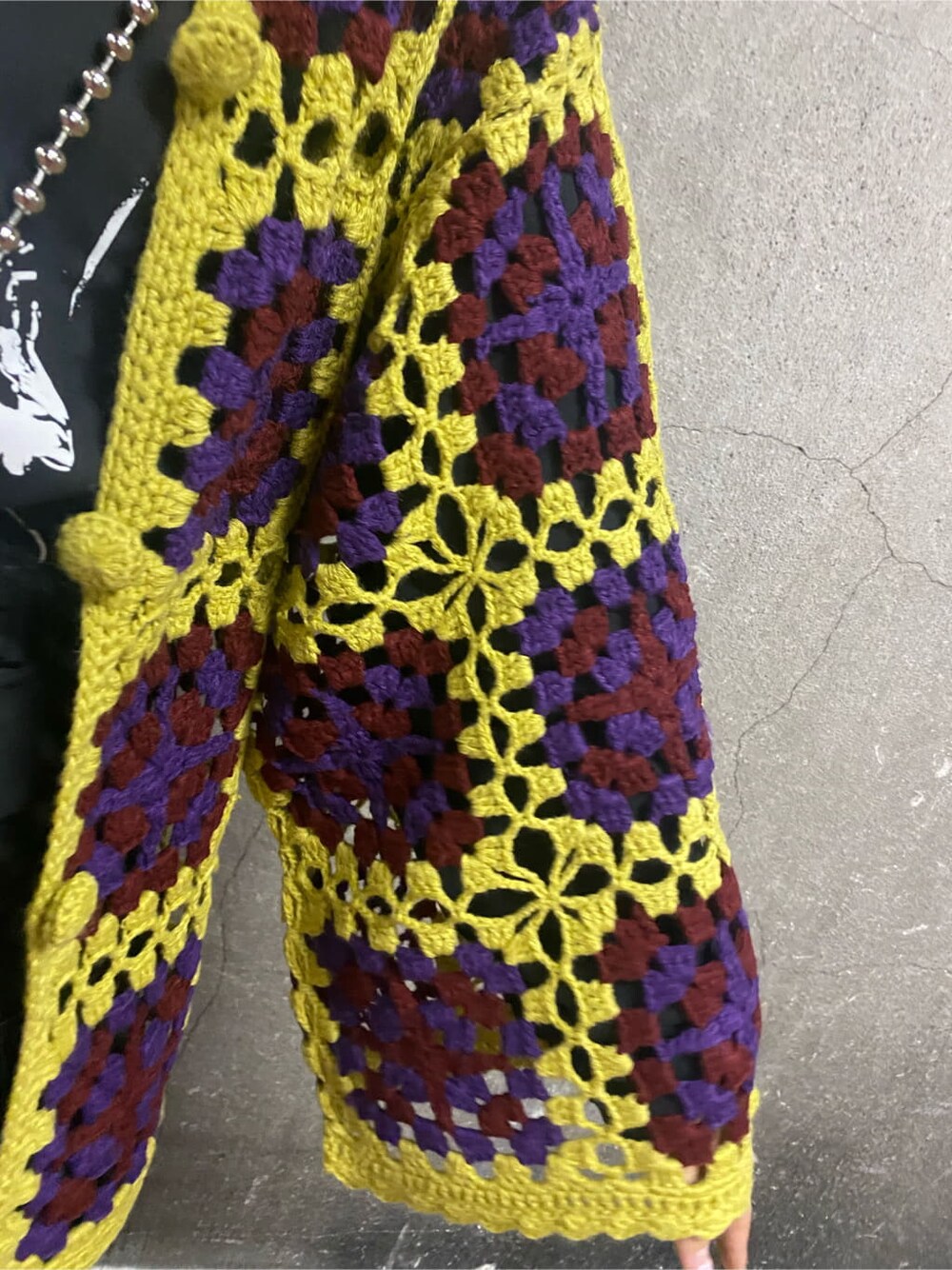 ブラック系のその他シューズ、イエロー系のカーディガン/ボレロ、ブラック系のスカートを着用したレディースの秋コーディネートの8枚目の写真