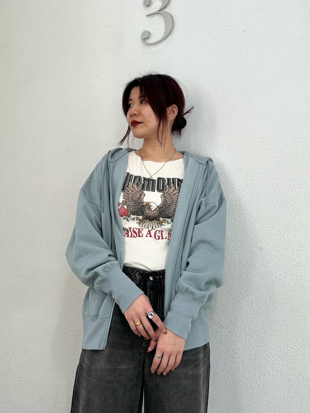 ブラック系のその他パンツ、ブラック系のスニーカー、ホワイト系のTシャツ/カットソーを着用したレディースの春コーディネートの4枚目の写真