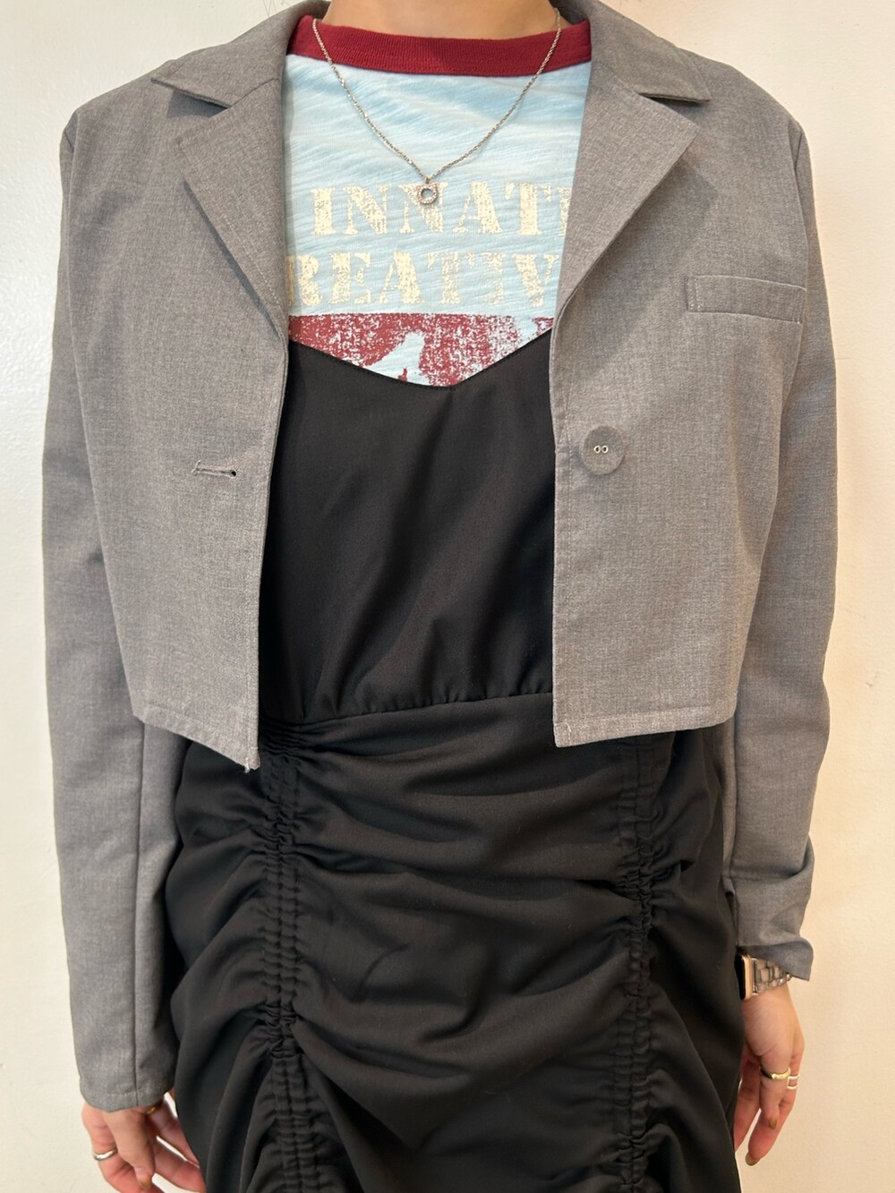 ブラック系のブーツ、ブラック系のワンピース、ブルー系のTシャツ/カットソーを着用したレディースの春コーディネートの5枚目の写真