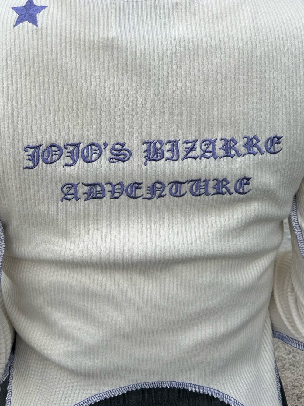 ブラック系のブーツ、ホワイト系のTシャツ/カットソー、グレー系のスカートを着用したレディースの秋コーディネートの8枚目の写真