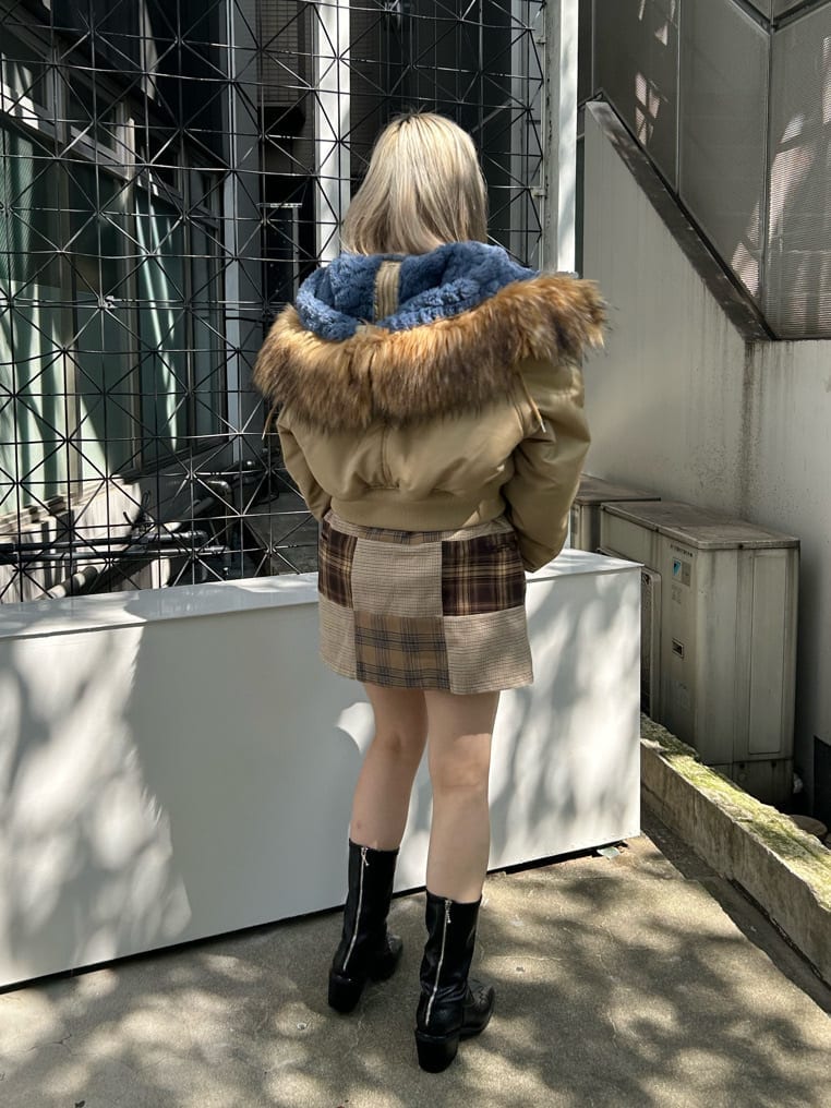 ブラック系のブーツ、ベージュ系のその他パンツ、ホワイト系のハンドバッグを着用したレディースの秋コーディネートの3枚目の写真