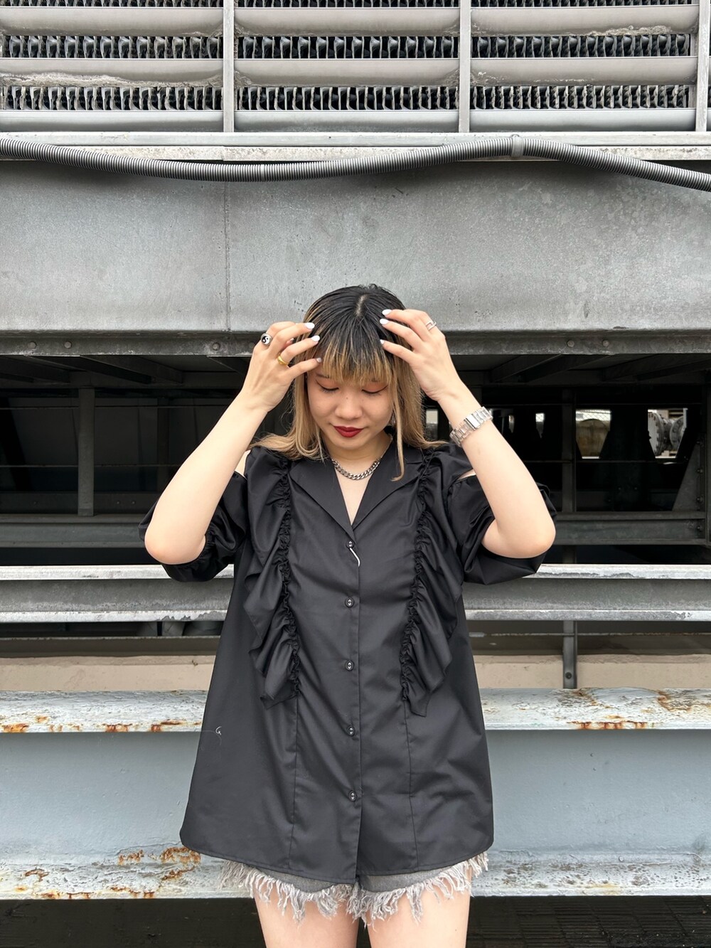 ブラック系のブーツ、ブラック系のシャツ/ブラウス、ブラック系のデニムパンツを着用したレディースの夏コーディネートの4枚目の写真