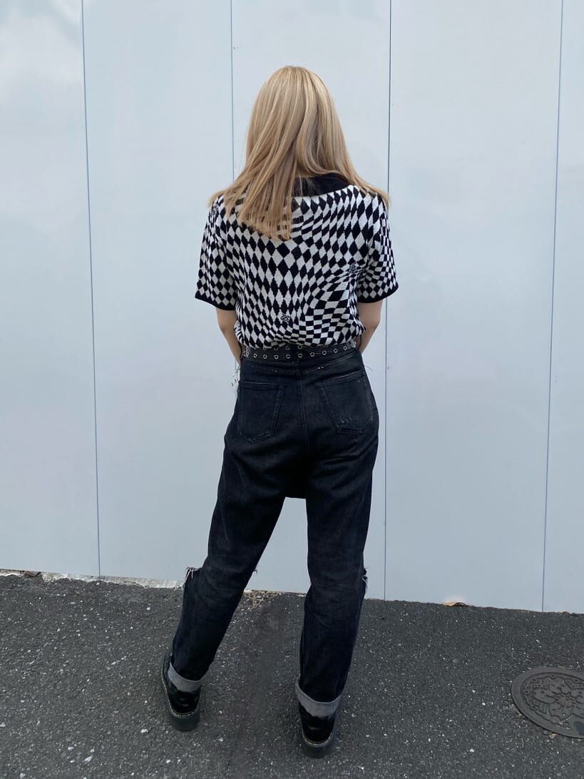 ブラック系のショルダーバッグ、ブラック系のニット/セーター、ブラック系のその他シューズを着用したレディースの夏コーディネートの4枚目の写真