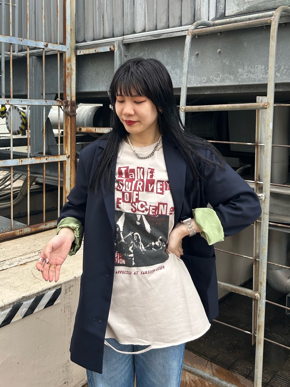 ブルー系のデニムパンツ、ブルー系のテーラードジャケット、ホワイト系のTシャツ/カットソーを着用したレディースの秋コーディネートの4枚目の写真