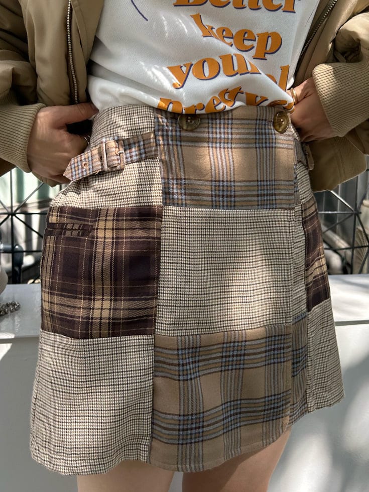 ブラック系のブーツ、ベージュ系のその他パンツ、ホワイト系のハンドバッグを着用したレディースの秋コーディネートの7枚目の写真