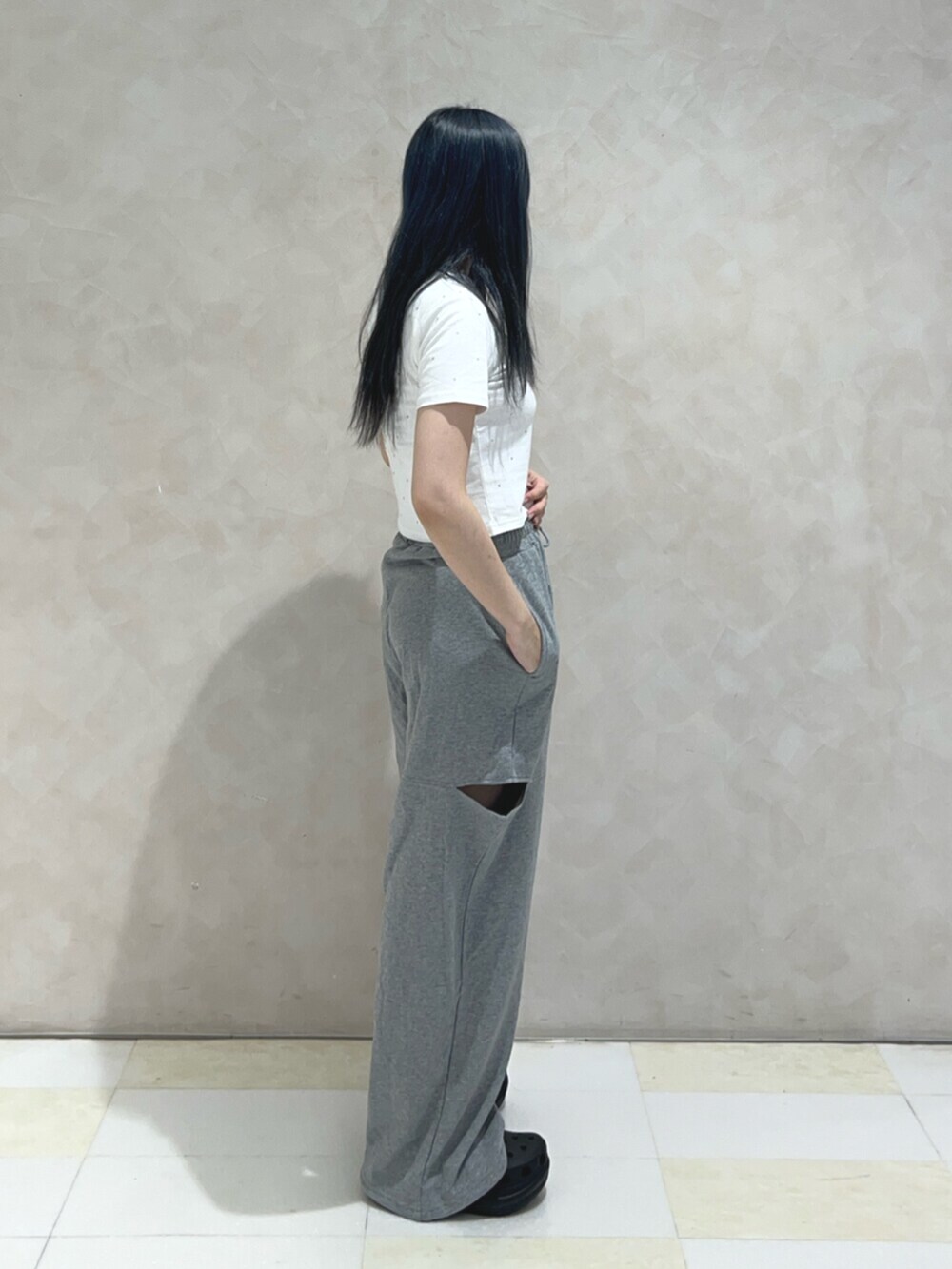 ホワイト系のTシャツ/カットソー、ブラック系のその他シューズ、グレー系のスウェットパンツを着用したレディースの夏コーディネートの3枚目の写真