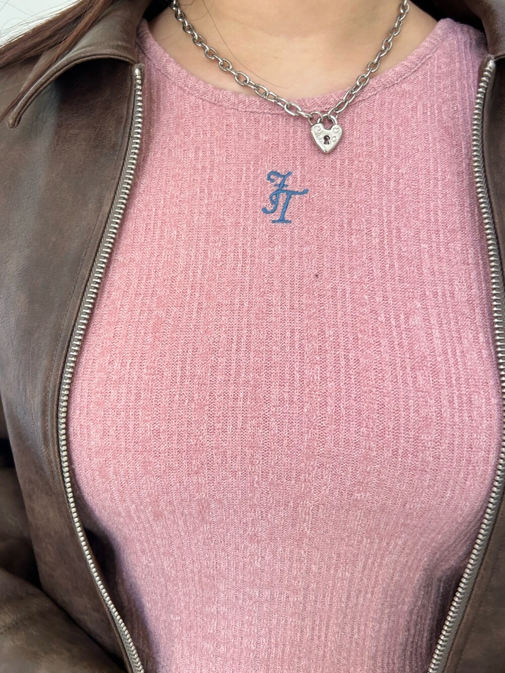 ブラック系のデニムパンツ、ホワイト系のスニーカー、ピンク系のTシャツ/カットソーを着用したレディースの夏コーディネートの5枚目の写真