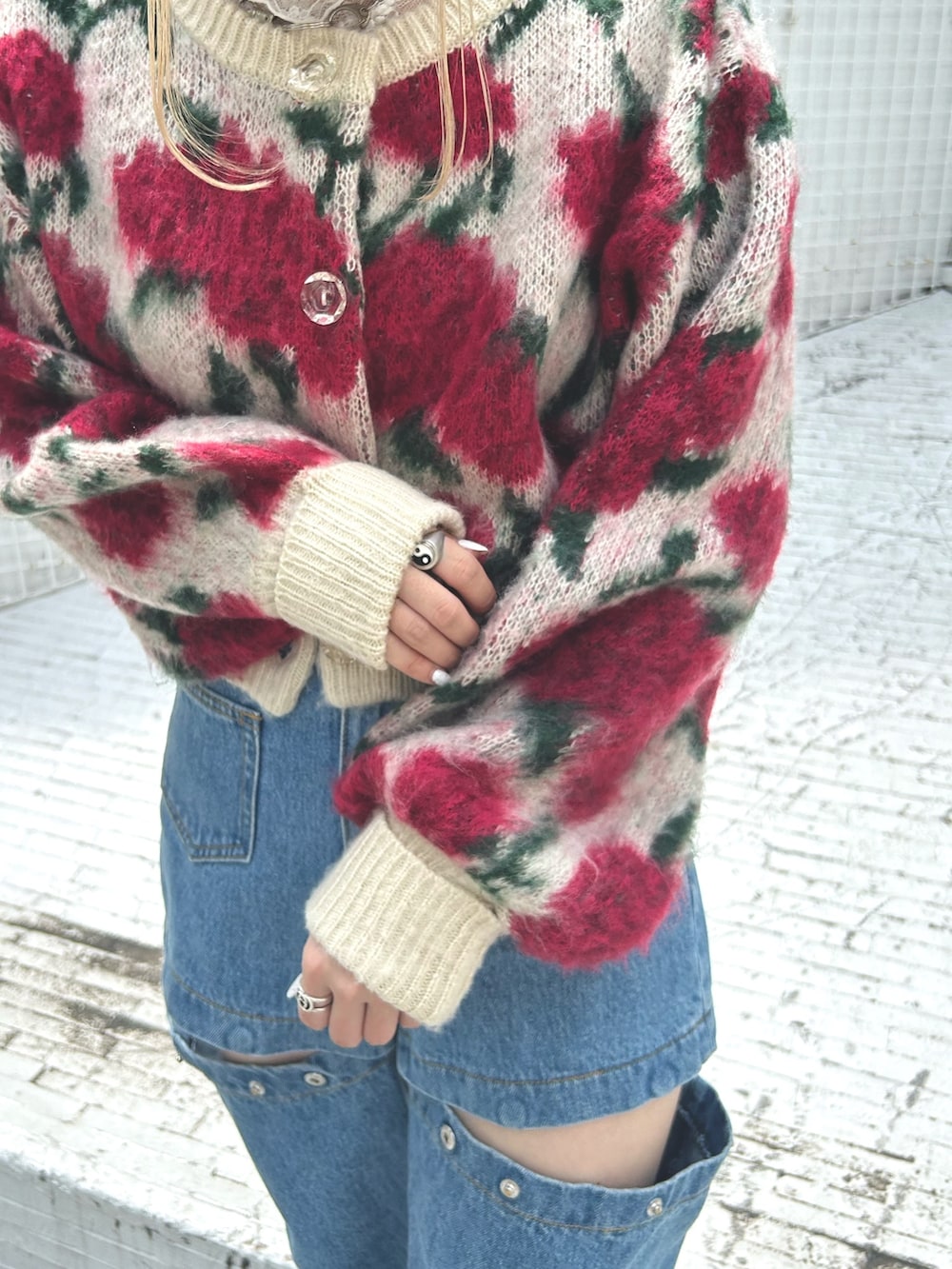 ブラック系のブーツ、ホワイト系のTシャツ/カットソー、ブルー系のデニムパンツを着用したレディースの夏コーディネートの4枚目の写真