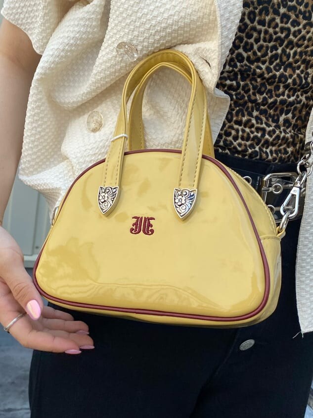 ブラック系のデニムパンツ、ホワイト系のシャツ/ブラウス、ブラック系のその他シューズを着用したレディースの夏コーディネートの8枚目の写真