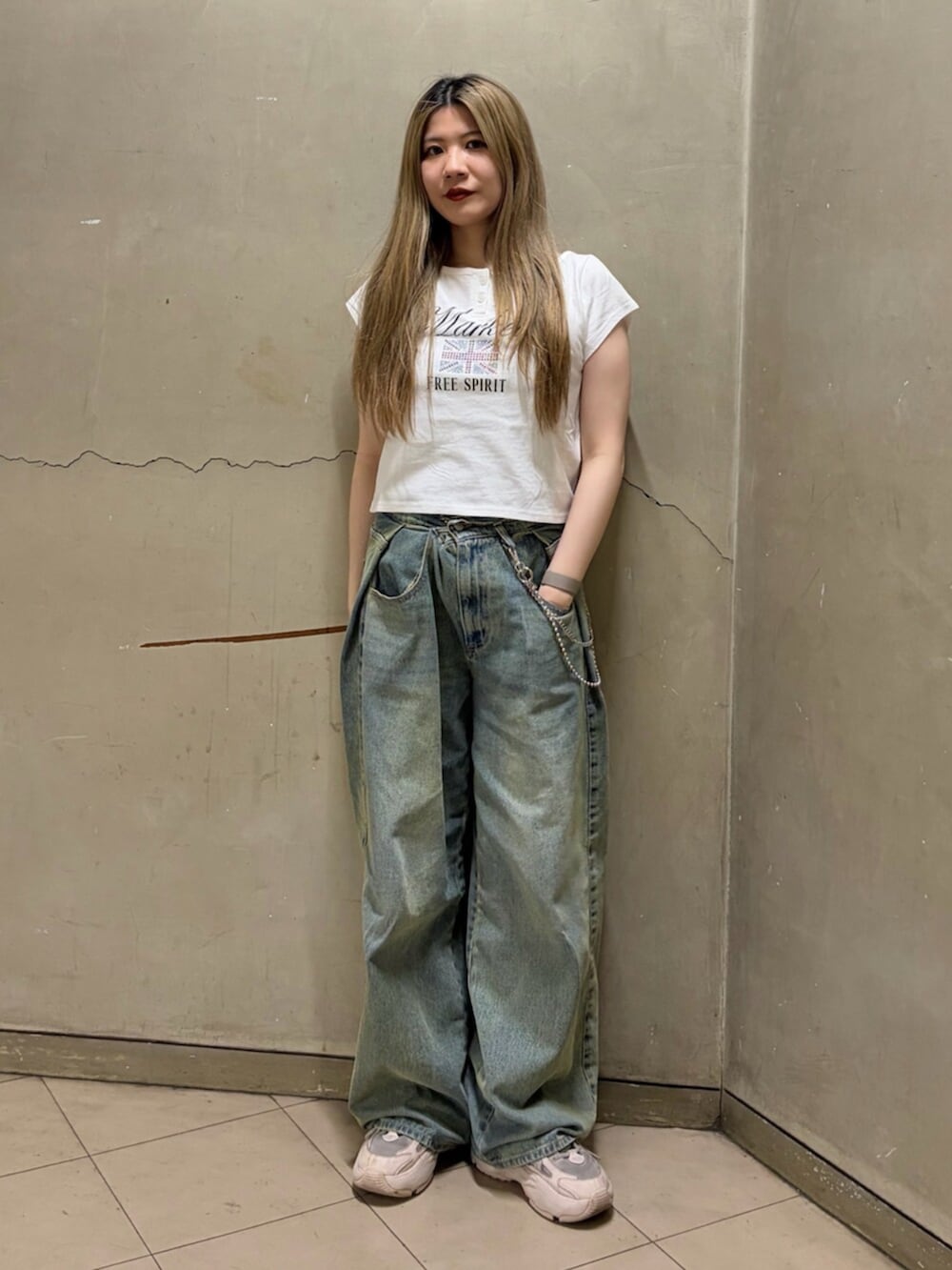 ブルー系のデニムパンツ、ホワイト系のTシャツ/カットソーを着用したレディースの春コーディネートの2枚目の写真