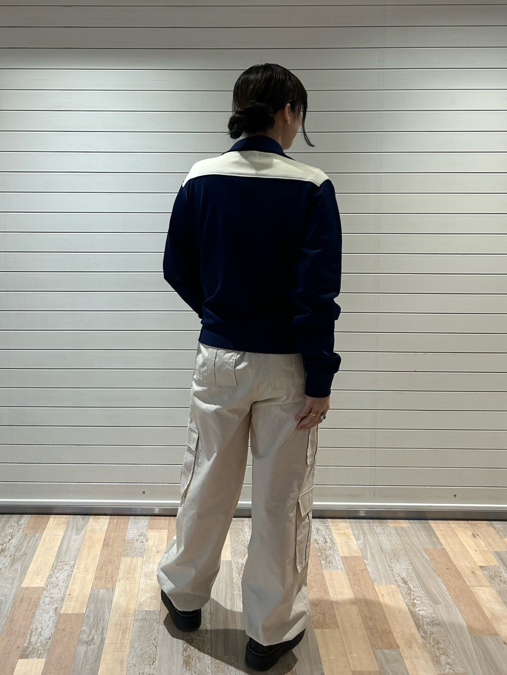 ブラック系のブーツ、ホワイト系のTシャツ/カットソー、ブルー系のジャージを着用したレディースの秋コーディネートの3枚目の写真