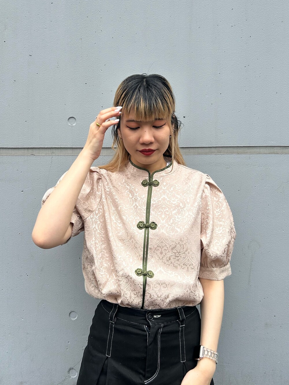 ブラック系のブーツ、ホワイト系のシャツ/ブラウス、ブラック系のその他パンツを着用したレディースの夏コーディネートの4枚目の写真