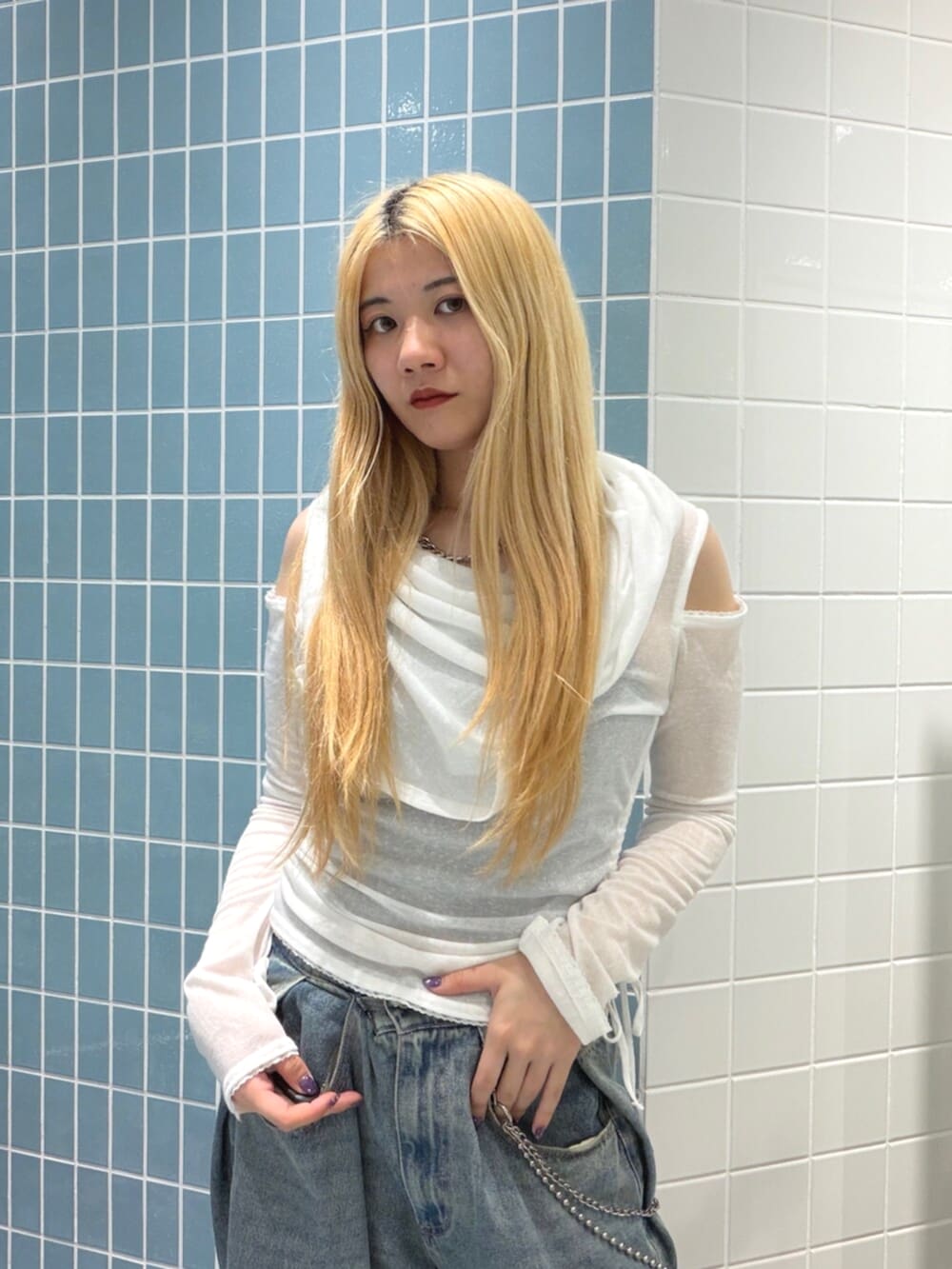 ブルー系のデニムパンツ、グレー系のタンクトップ、ホワイト系のTシャツ/カットソーを着用したレディースの夏コーディネートの4枚目の写真