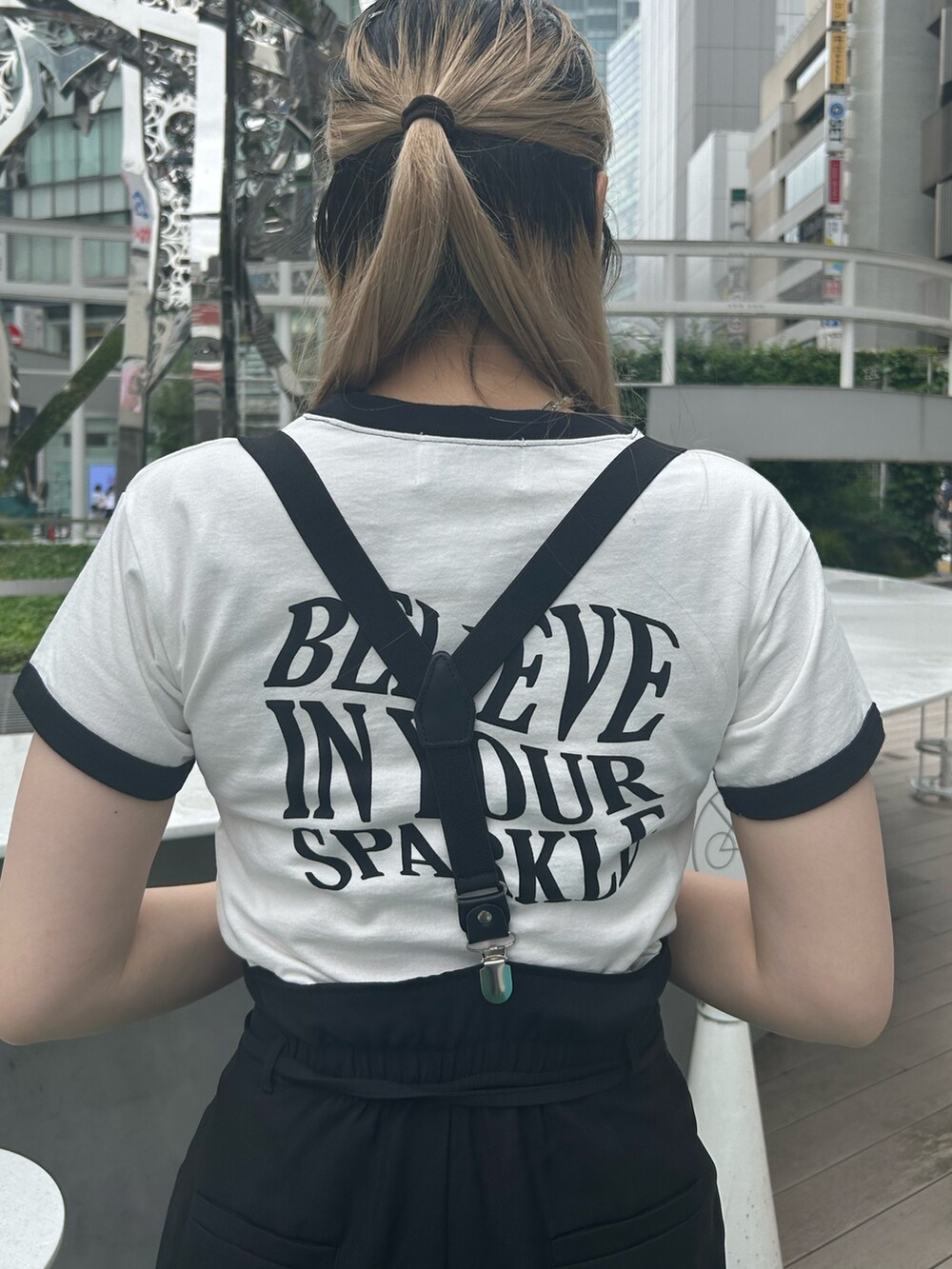 ブラック系のブーツ、ホワイト系のTシャツ/カットソー、ブラック系のその他パンツを着用したレディースの夏コーディネートの6枚目の写真