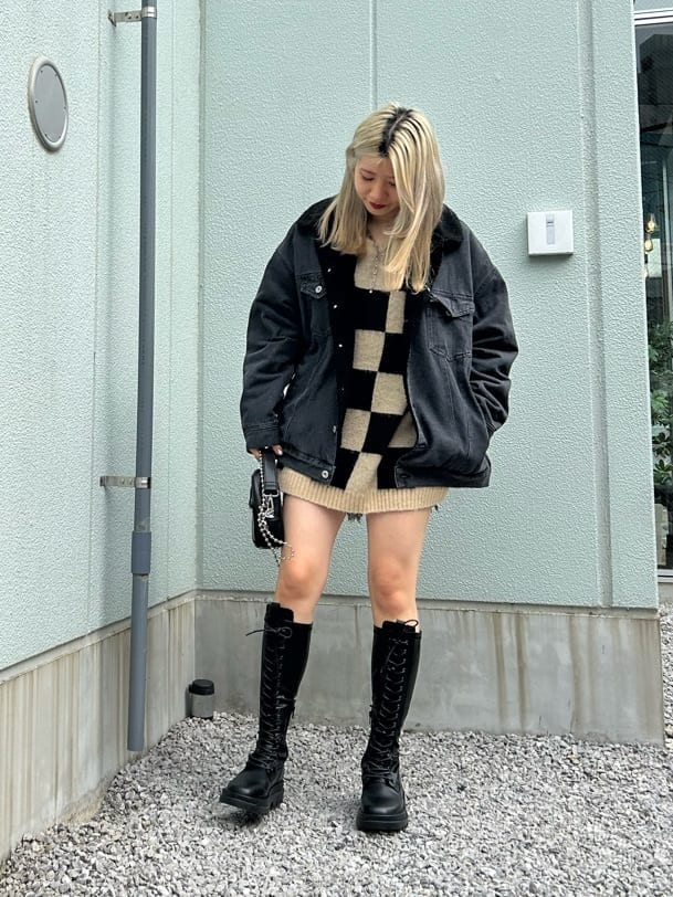 ブラック系のデニムパンツ、ブラック系のその他アウター、ブラック系のハンドバッグを着用したレディースの秋コーディネートの2枚目の写真