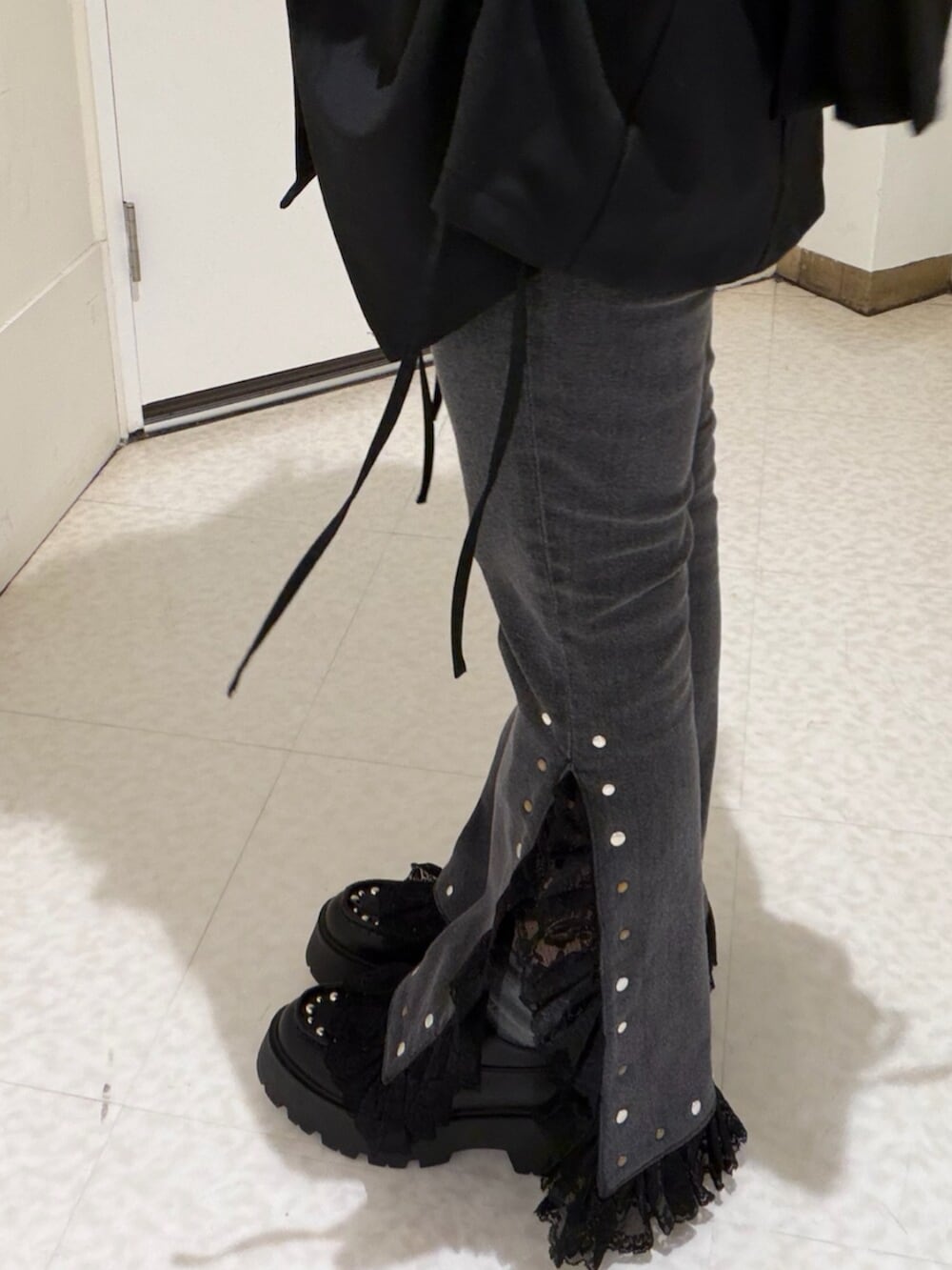 ブラック系のローファー、ブラック系のテーラードジャケット、グレー系のTシャツ/カットソーを着用したレディースの冬コーディネートの7枚目の写真