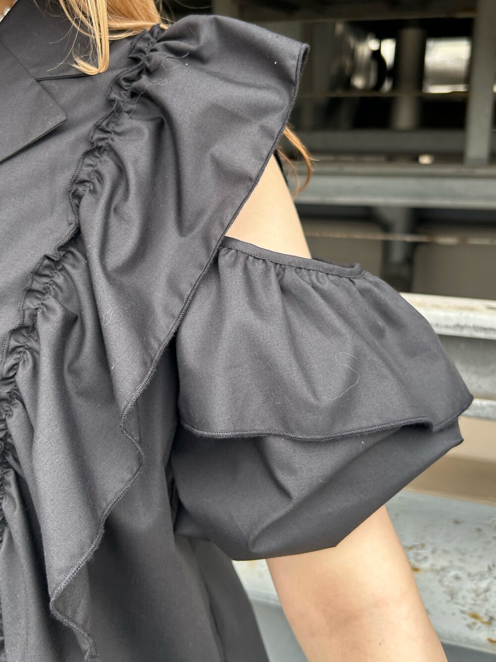 ブラック系のブーツ、ブラック系のシャツ/ブラウス、ブラック系のデニムパンツを着用したレディースの夏コーディネートの5枚目の写真