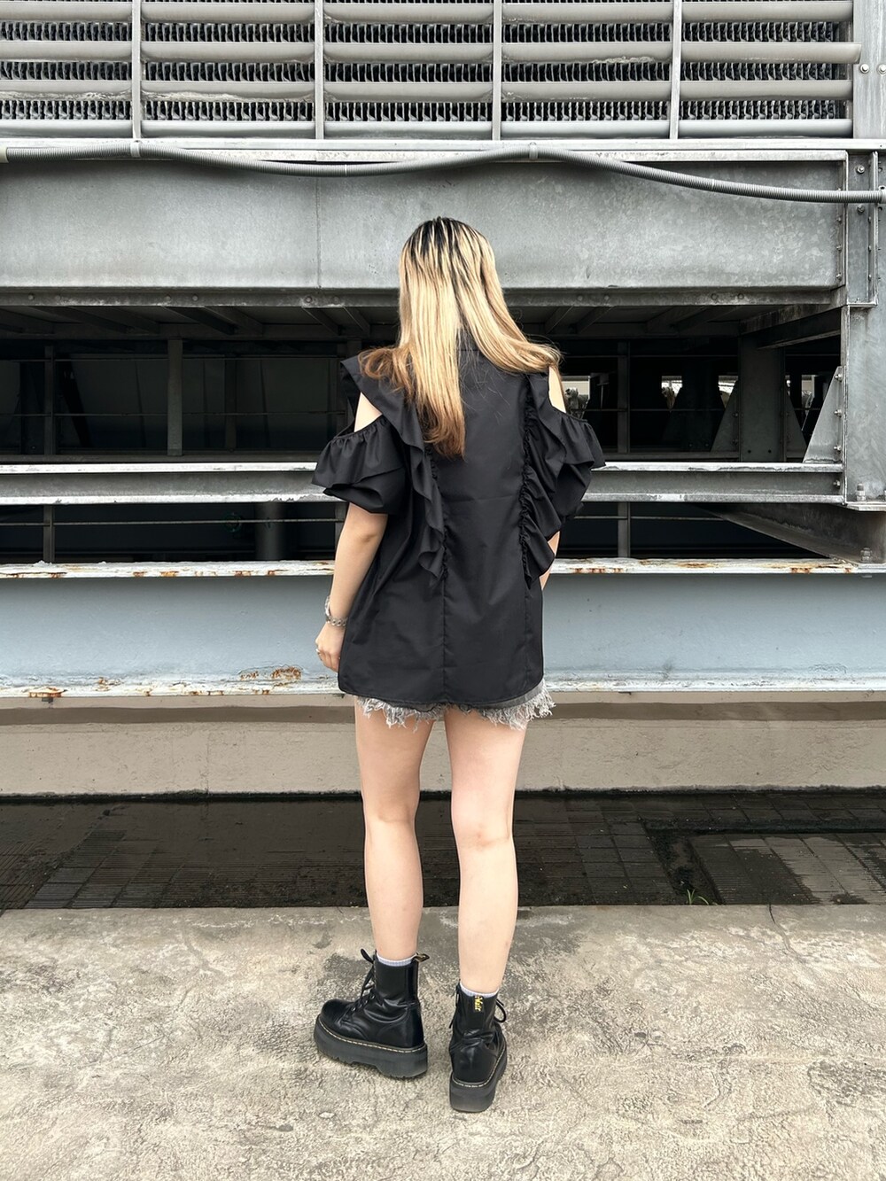 ブラック系のブーツ、ブラック系のシャツ/ブラウス、ブラック系のデニムパンツを着用したレディースの夏コーディネートの3枚目の写真