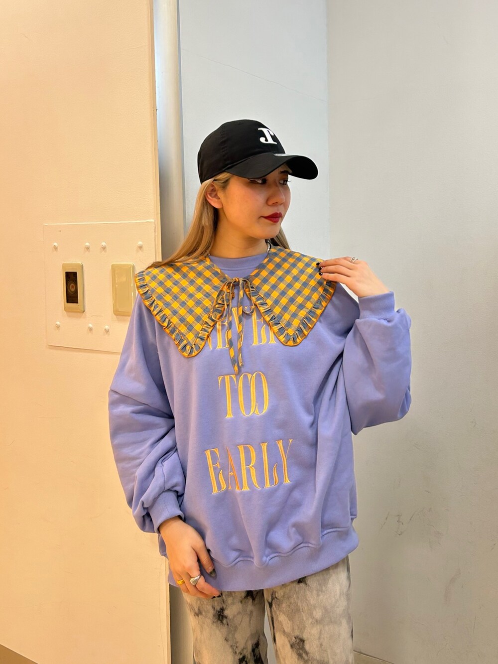 ブラック系のその他シューズ、パープル系のスウェット、ブラック系のデニムパンツを着用したレディースの冬コーディネートの5枚目の写真