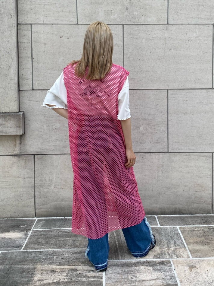 ブラック系のその他シューズ、ホワイト系のTシャツ/カットソー、ピンク系のワンピースを着用したレディースの夏コーディネートの4枚目の写真