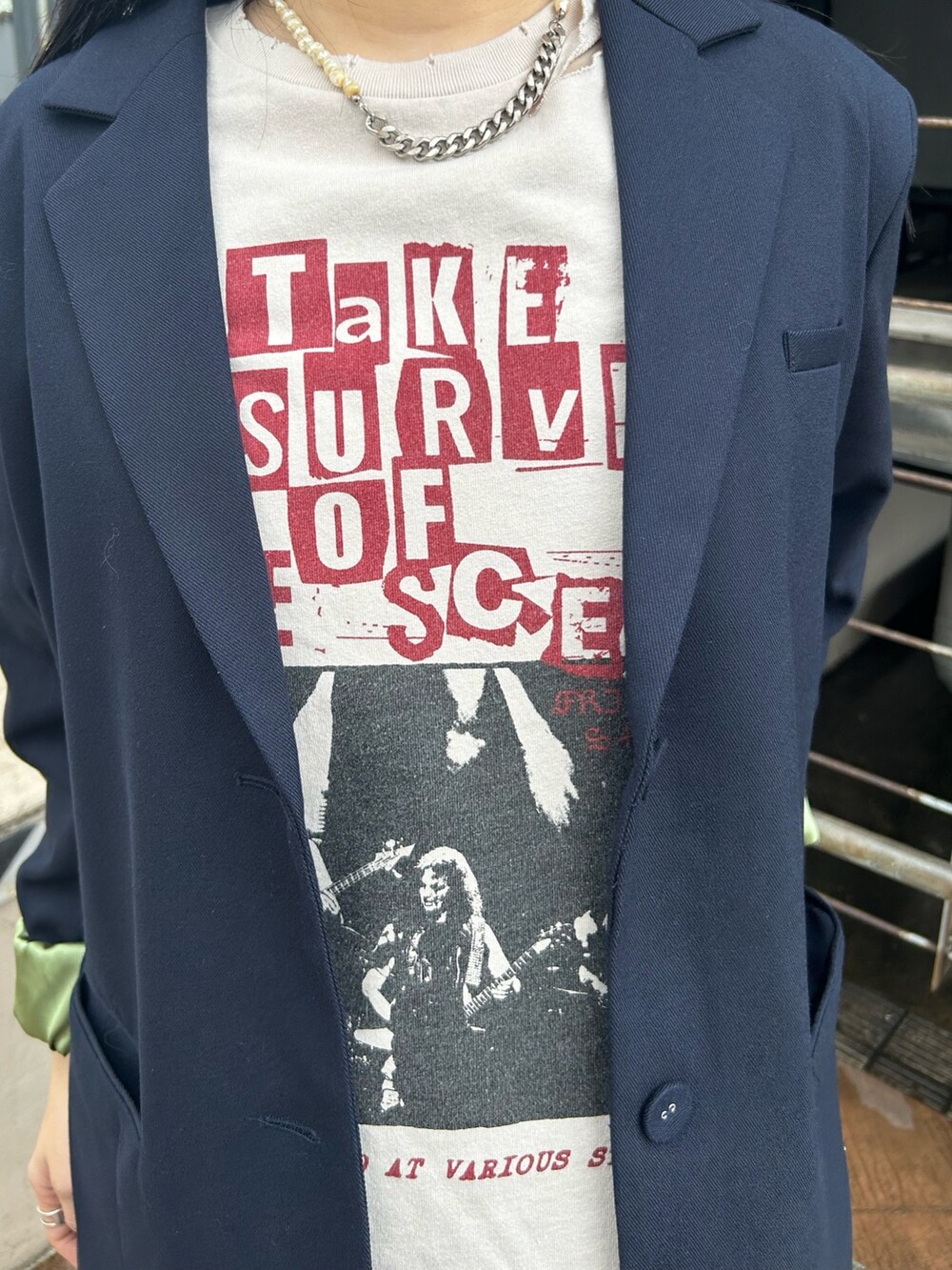 ブルー系のデニムパンツ、ブルー系のテーラードジャケット、ホワイト系のTシャツ/カットソーを着用したレディースの秋コーディネートの6枚目の写真
