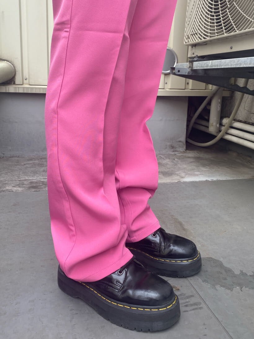 ブラック系のニット/セーター、ホワイト系のTシャツ/カットソー、ピンク系のスラックスを着用したレディースの夏コーディネートの8枚目の写真