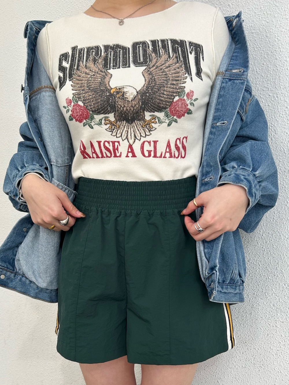 ブラウン系のブーツ、グリーン系のその他パンツ、ブルー系のデニムジャケットを着用したレディースの春コーディネートの5枚目の写真