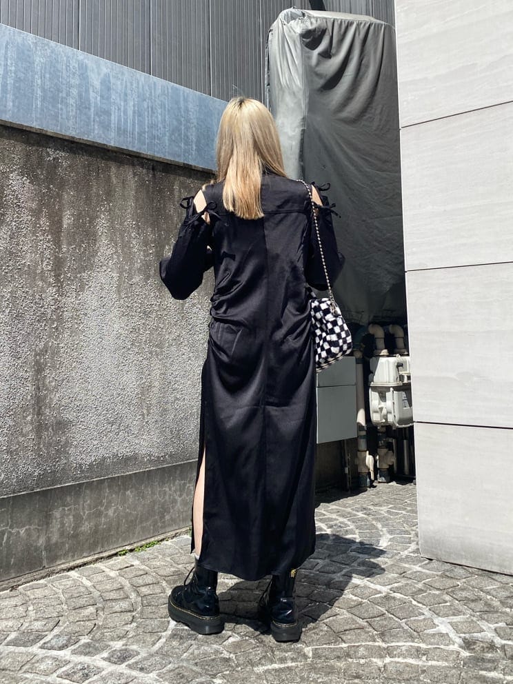 ブラック系のその他シューズ、ブラック系のボストンバッグ、ブラック系のワンピースを着用したレディースの秋コーディネートの3枚目の写真