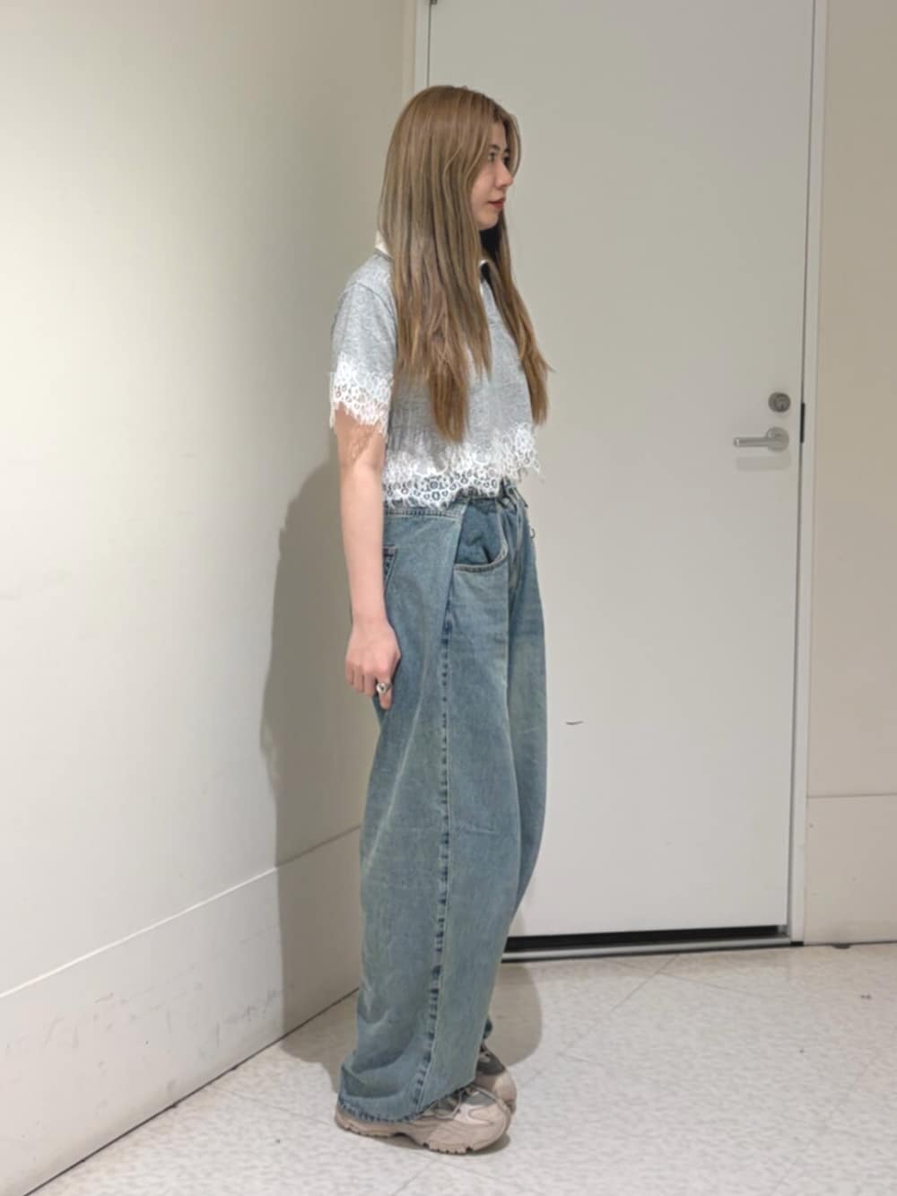 ブルー系のデニムパンツ、グレー系のTシャツ/カットソーを着用したレディースの夏コーディネートの3枚目の写真